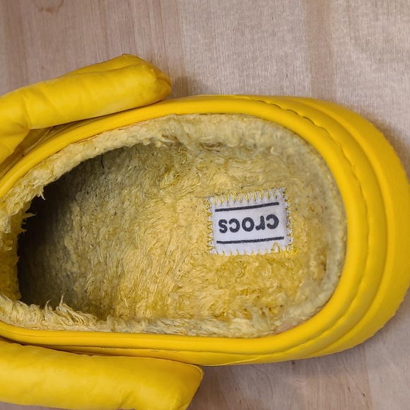 Crocs Neo Puff Yellow Faux Fur Lined Unisex Clogs - Picture 9 of 11